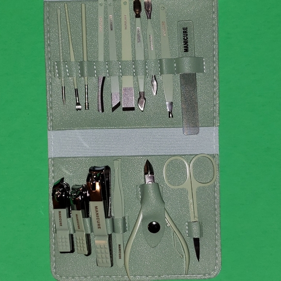 16 Pc Make Up Kit & Manicure Set - Picture 11 of 11